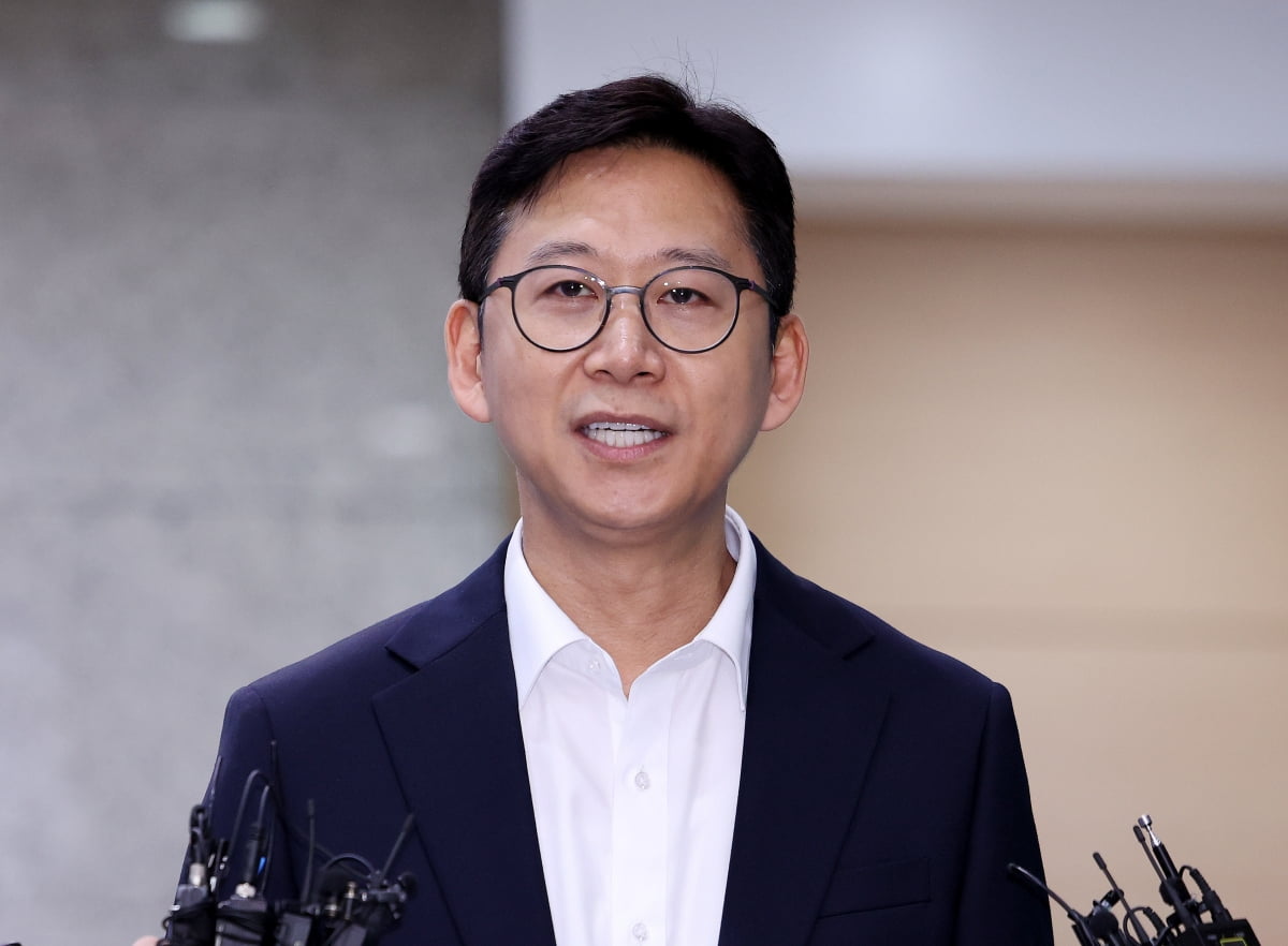 배경훈 과학기술정보통신부 장관 후보자가 24일 서울 광화문우체국에 마련된 인사청문회 준비 사무실로 들어서며 기자들의 질문에 답하고 있다. 뉴스1