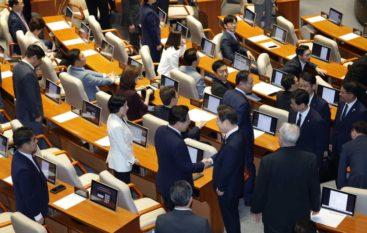 이재명 대통령이 26일 오전 국회 본회의장에서 추가경정예산에 대한 시정연설을 마친 뒤 국민의힘 의원들과 악수하며 퇴장하고 있다. / 사진=뉴스1