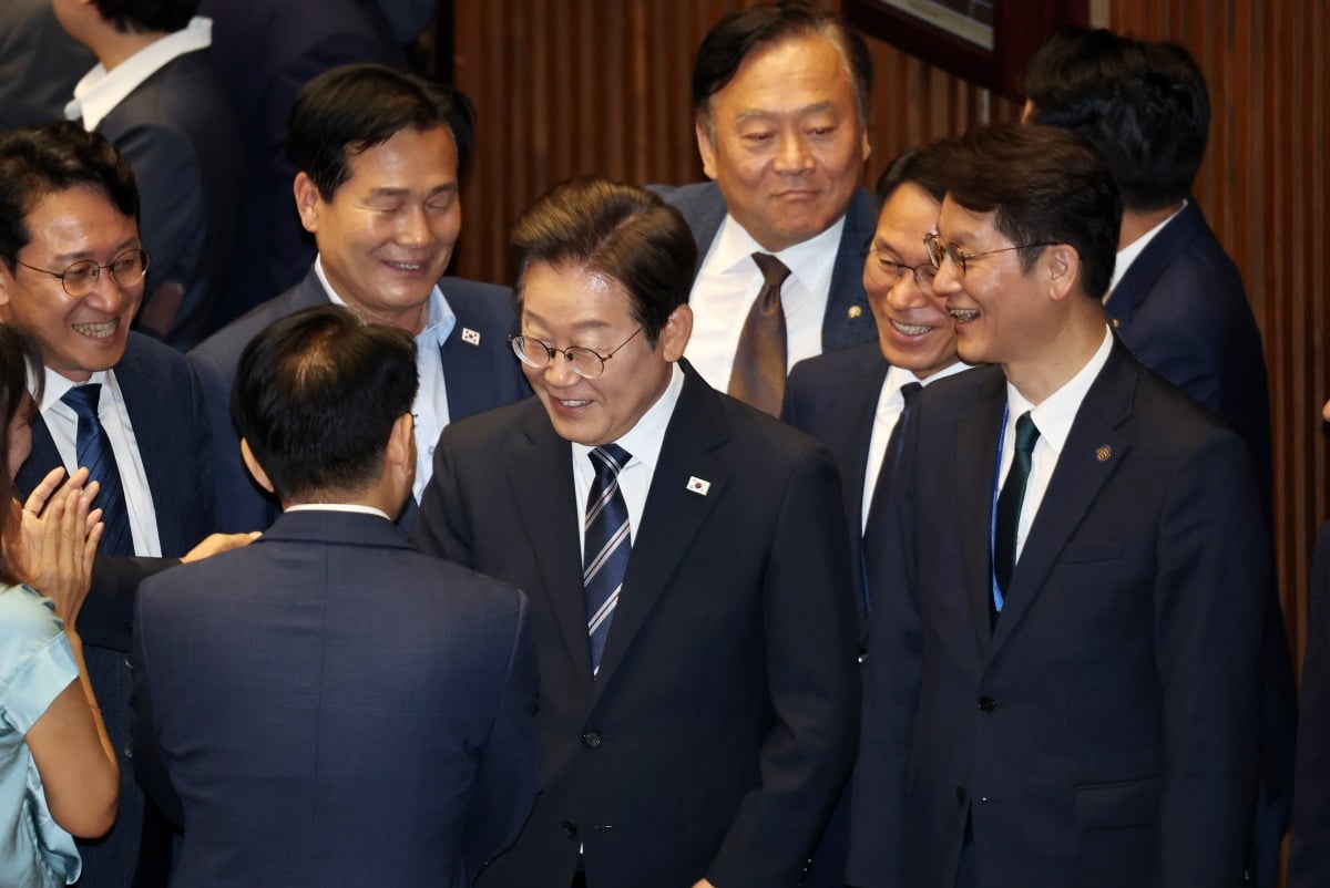 이재명 대통령이 26일 국회에서 열린 제426회국회(임시회) 제2차 본회의에서 2025년도 제2회 추가경정예산안에 대한 정부의 시정연설을 마친 후 더불어민주당 의원들과 인사하고 있다. /사진=뉴스1