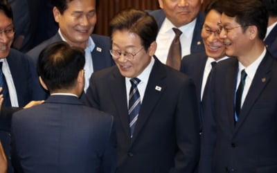 李 대통령 첫 시정연설…與 '함박웃음' 野도 '기립'