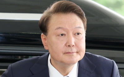 尹 전 대통령, 침묵 속 서울고검 진입…첫 대면 조사 시작