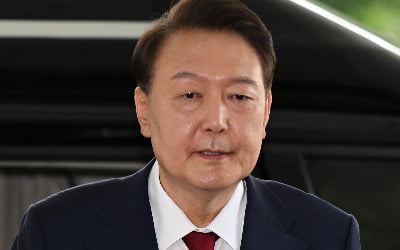 포토라인 선 尹…구속기소 5개월여 만에 첫 직접 조사