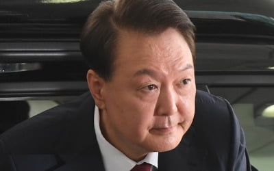 尹, 특검 소환 공개 출석…취재진 질문엔 '묵묵부답'