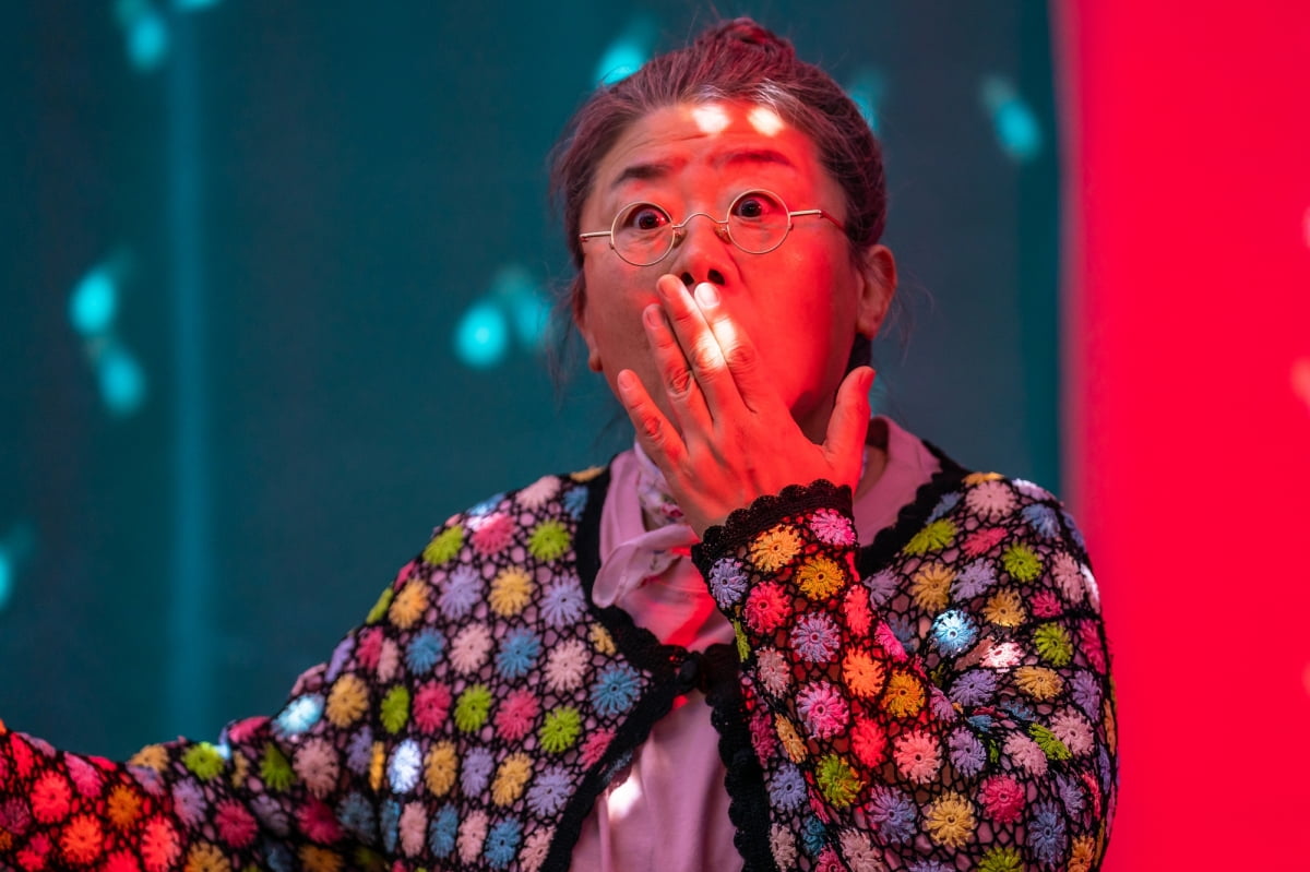 노란조끼+효자손…이정은, '좀비딸' 원작 고증 '대박'