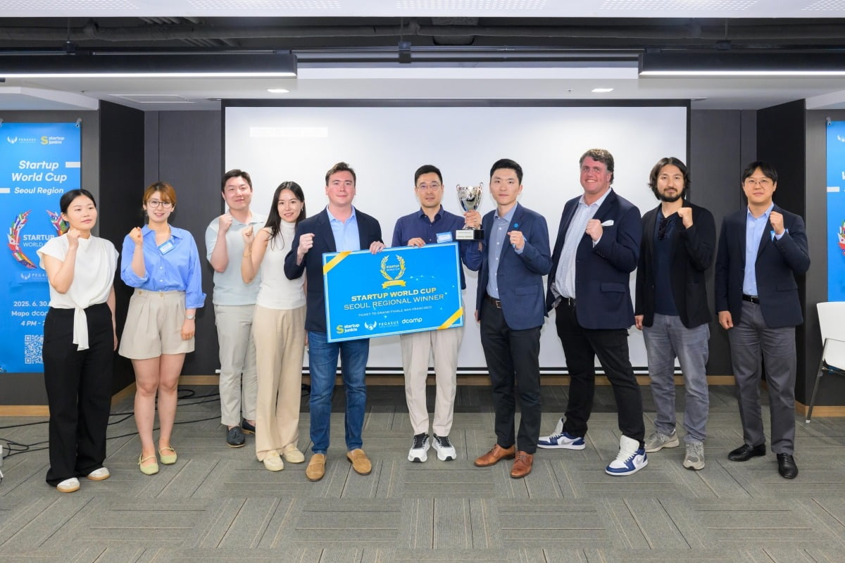 '스타트업 월드컵 2025' 서울 지역 본선에서 우승한 배호 큐빅 대표(트로피 든 사람)와 심사위원들의 모습./사진=스타트업 정키 제공