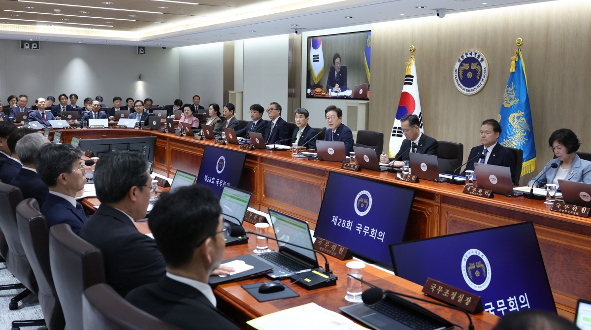 이재명 대통령이 1일 서울 용산 대통령실 청사에서 열린 국무회의를 주재하며 발언하고 있다./김범준 기자