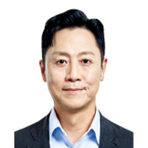 [한경에세이] 피라미드의 붕괴와 1인 조직