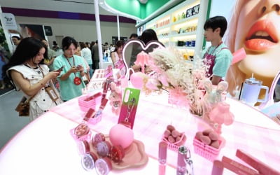 "중국서 안 팔려도 끄떡 없다"…한국 화장품 수출 역대 최대