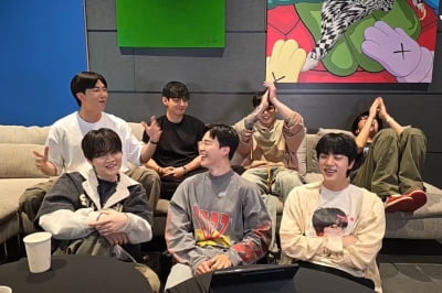 BTS RM도 "XX" 욕 못 참았다…'러브버그' 습격에 불편 토로