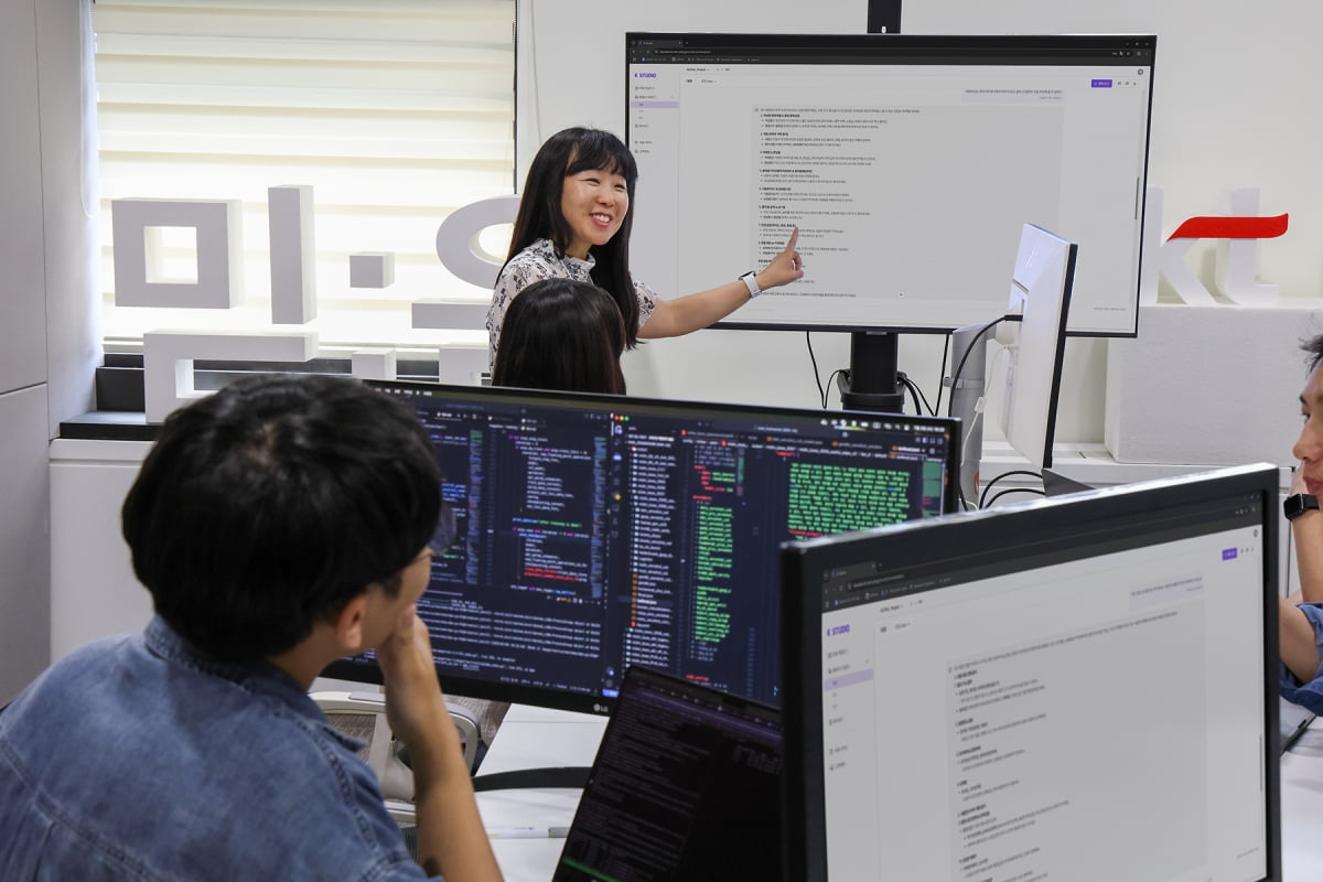 음 2.0을 테스트하고 있다. 사진=KT 