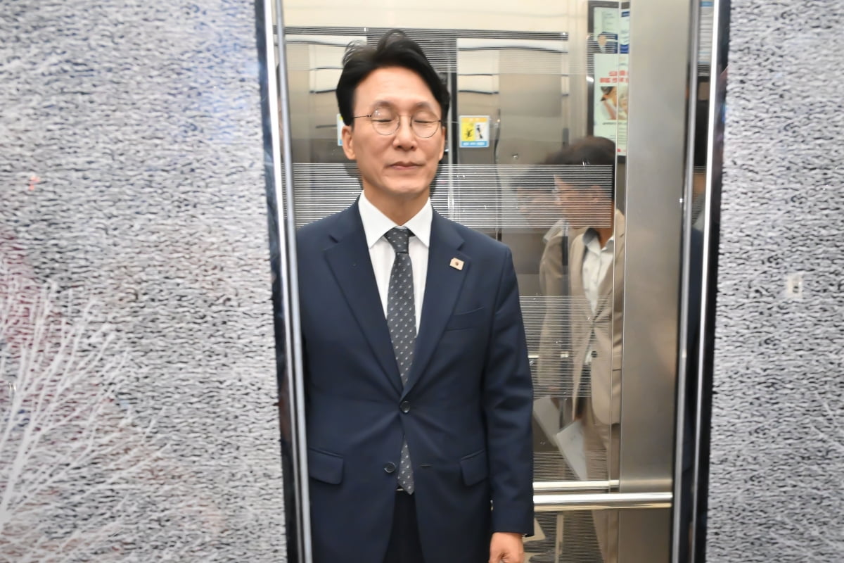 김민석 김민석 국무총리 후보자가 3일 국회에서 인준안이 통과된 후 이동하고 있다. /강은구기자 