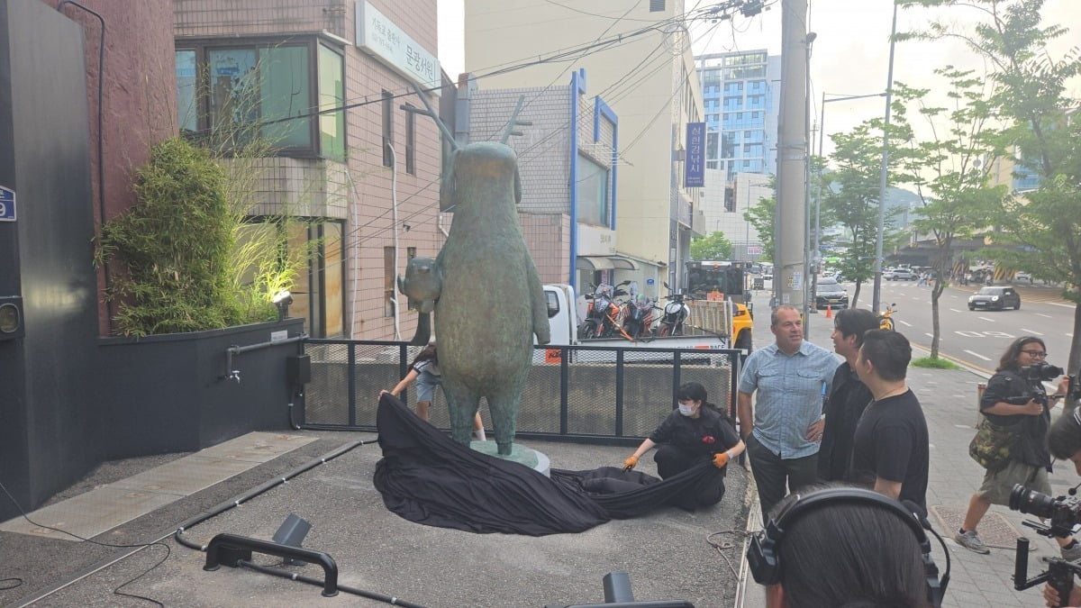 안드레아 블라직 작가가 제작한 헬리녹스의 캐릭터 '헬리'의 청동상 제막식이 3일 서울 한남동 헬리녹스 HCC 서울 스토어 앞에서 진행됐다. 은정진 기자.