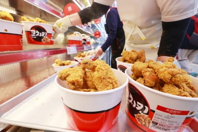 치킨값이 거꾸로 간다…대형마트들, 3000원대 치킨 전쟁