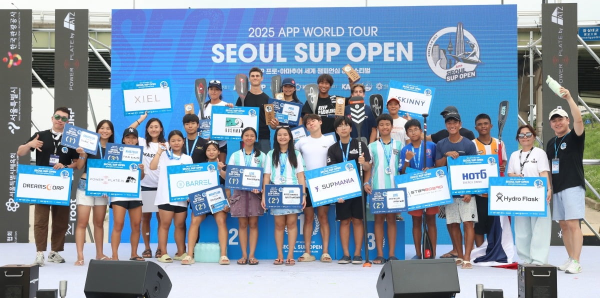 6일 서울 잠실 한강공원 수상지역에서 열린 2025 서울 SUP오픈 대회 시상식에서 수상자들이 기쁨을 나누고 있다.