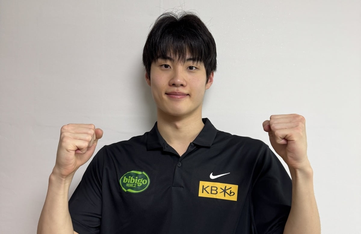황선우가 최근 한국경제신문과 인터뷰를 하면서 세계수영선수권대회 4회 연속 메달 획득을 다짐하는 의미에서 두 주먹을 불끈 쥐고 있다. KB금융그룹 제공