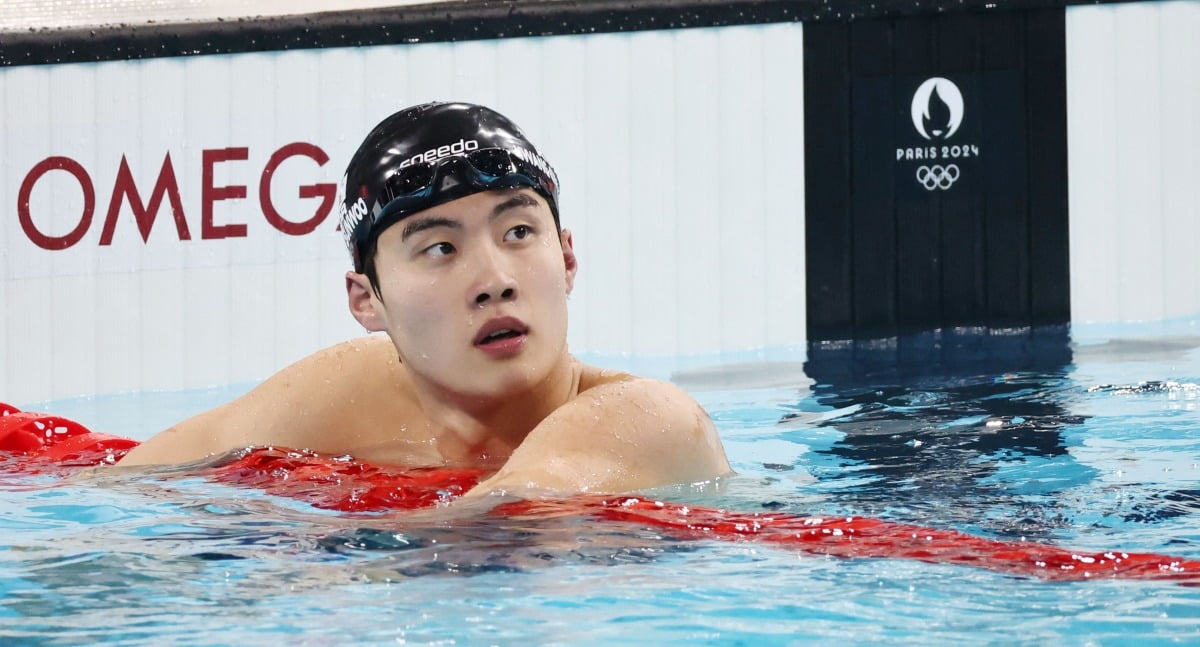 황선우가 지난해 7월 28일(현지시간) 프랑스 파리 라데팡스 아레나에서 열린 2024 파리올림픽 수영 남자 자유형 200m 준결선에서 레이스를 마친 뒤 기록을 확인하고 있다. 연합뉴스