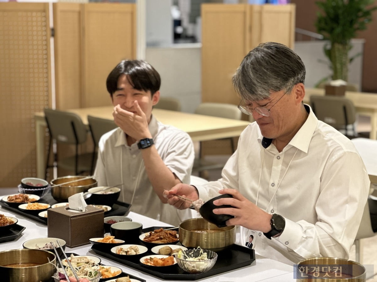 TF부 하중우 부서장과 김영우·박중현 대리는 짧은 저녁시간에도 함께 식사를 했다. 세 사람은 20분도 안 돼 식판을 비웠다. 코스콤 구내식당의 저녁밥은 기대 이상이었다. /사진=신민경 기자