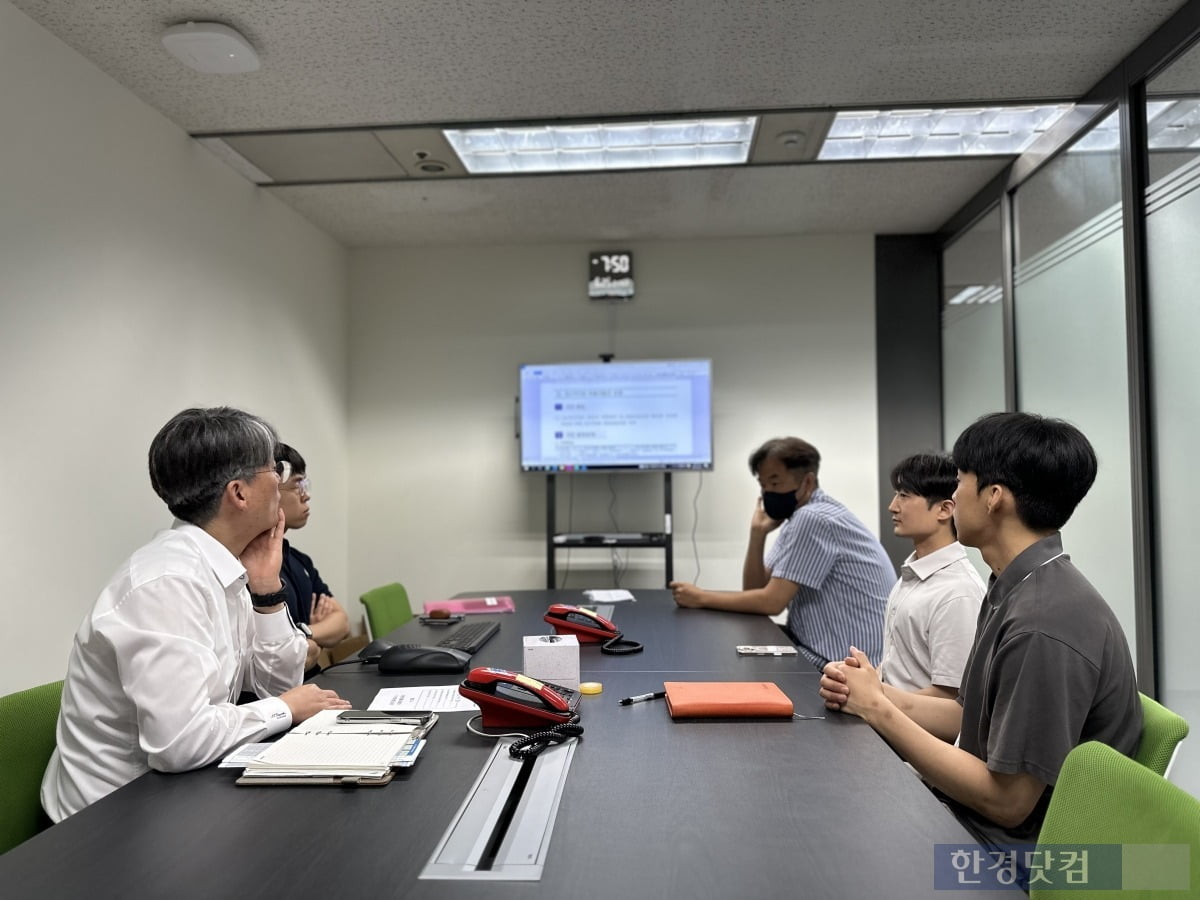 (왼쪽부터 시계방향) 하중우 부서장과 이호열 과장, 이화용 차석, 박중현 대리, 김영우 대리가 오는 10월 정기 개편을 앞두고 회의 중이다. 이들은 연차와 직급에 구애받지 않고 자유롭게 의견을 나눴다. /사진=신민경 기자