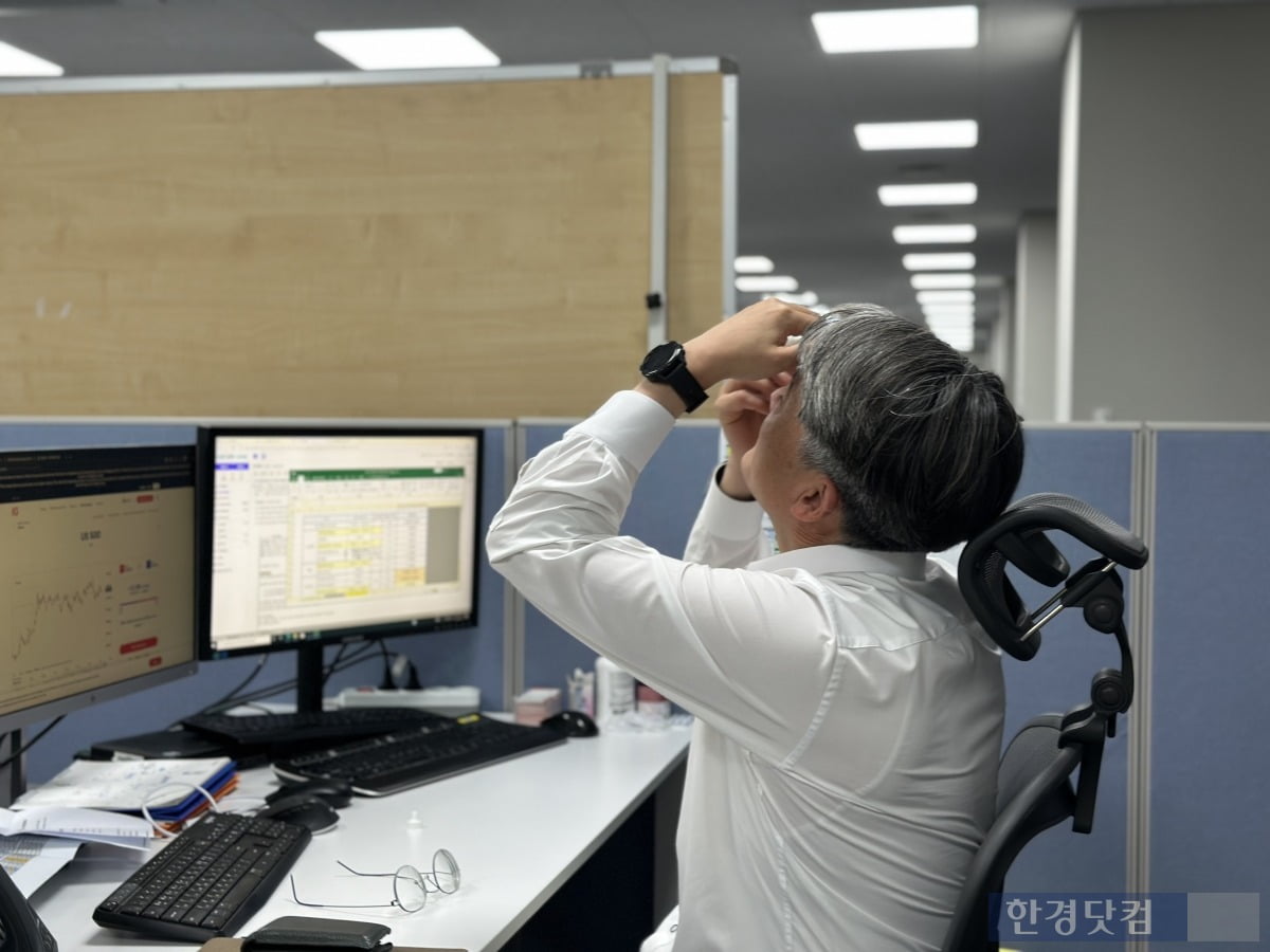 새벽 중 들른 하 부서장의 자리. 그는 인공눈물을 넣고 있었다. 졸음을 쫓기 위한 그만의 방식이라고 한다. /사진=신민경 기자