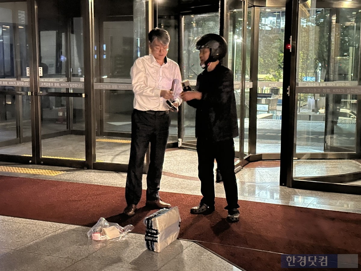 하 부서장이 고생하는 직원들을 위해 햄버거 세트 수십 개를 주문했다. 컵라면과 즉석 밥 등이 늘 구비돼 있지만, 매일 밤 먹으면 물린다고 한다. 이 때문인지 가끔 이런 특식이 등장하면 직원들 얼굴에 웃음이 돈다. /사진=신민경 기자