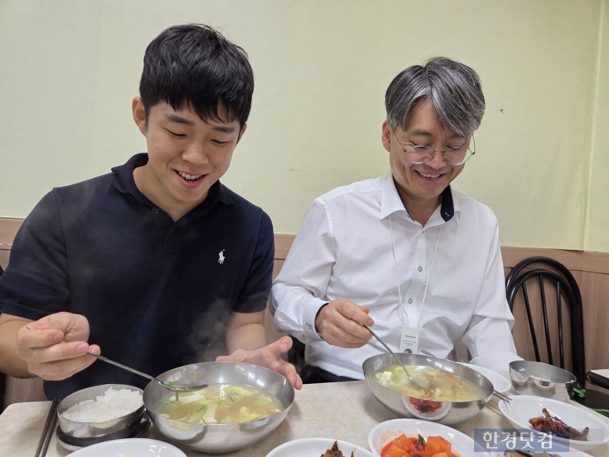 오전 7시30분쯤, 하중우 부서장, 이호열 과장과 함께 40년 전통의 북어국 집에서 아침을 함께했다. 술기운 없이 여의도에서 맞이한 아침 식사라서 더 색달랐다. /사진=신민경 기자