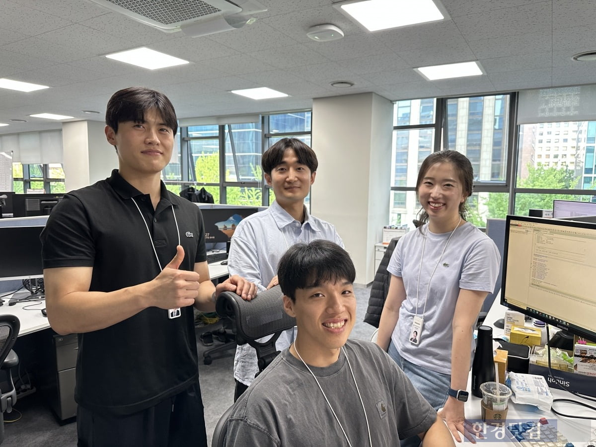 (왼쪽부터 시계방향) 코스콤 파생야간시장개발TF부 대표 MZ세대 4인방 김현수 사원·박중현 대리·이은진 과장·김영우 대리. /사진=신민경 기자