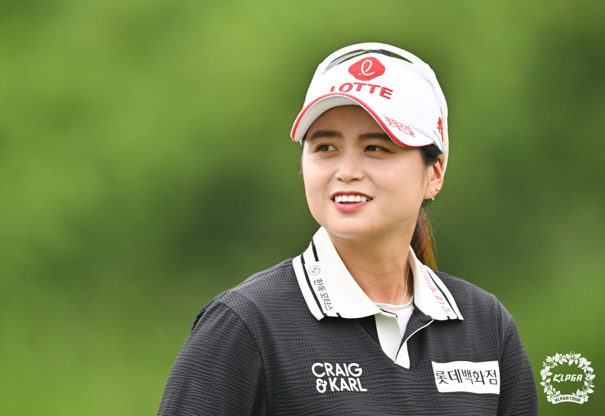 최혜진이 지난 3일 인천 베어즈베스트 청라GC에서 열린 한국여자프로골프(KLPGA)투어 롯데오픈 1라운드 1번홀에서 미소를 짓고 있다. KLPGA 제공