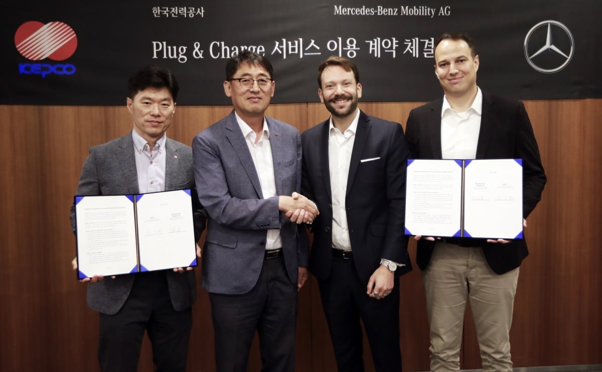 "전기차 충전 간편하게"…벤츠코리아, 한전과 '플러그 앤 차지' 계약 체결