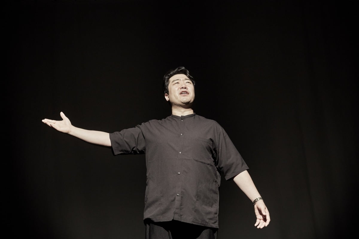 바리톤 김기훈은 9일 서울 마포아트센터에서 진행한 한국경제신문과의 인터뷰에서 “메트로폴리탄, 라 스칼라, 로열 오페라하우스 같은 세계적인 무대에서 주역 자리를 모조리 꿰차는 바리톤이 되고 싶다”고 말했다. 문덕관 사진작가