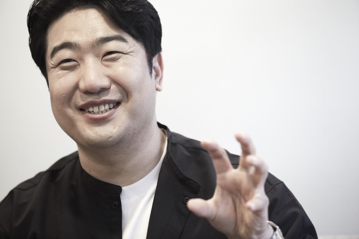 바리톤 김기훈은 9일 서울 마포아트센터에서 진행한 한국경제신문과의 인터뷰에서 “메트로폴리탄, 라 스칼라, 로열 오페라하우스 같은 세계적인 무대에서 주역 자리를 모조리 꿰차는 바리톤이 되고 싶다”고 말했다. 문덕관 사진작가