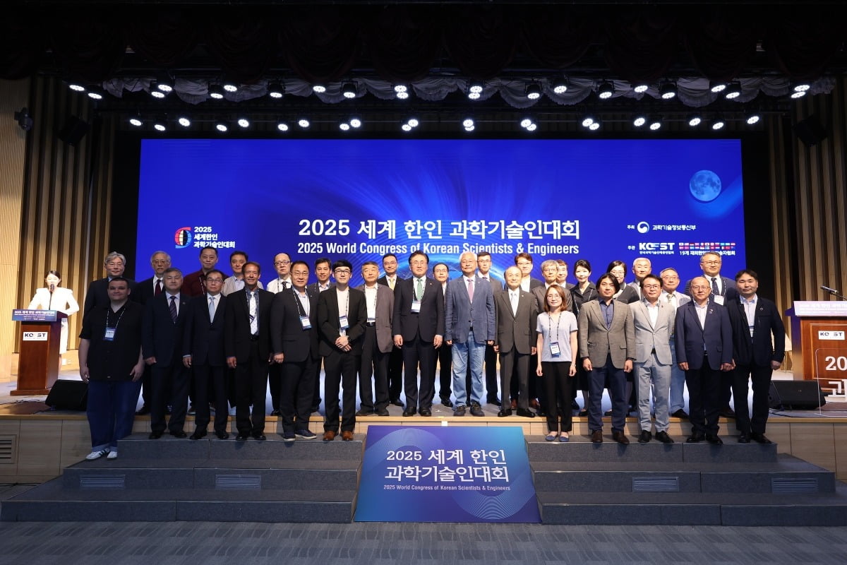 9일 서울 강남구 한국과학기술회관에서 열린 2025 세계 한인 과학기술인대회에서 유상임 과학기술정보통신부 장관을 비롯한 참석자들이 기념 사진을 촬영하고 있다. / 사진=과기정통부