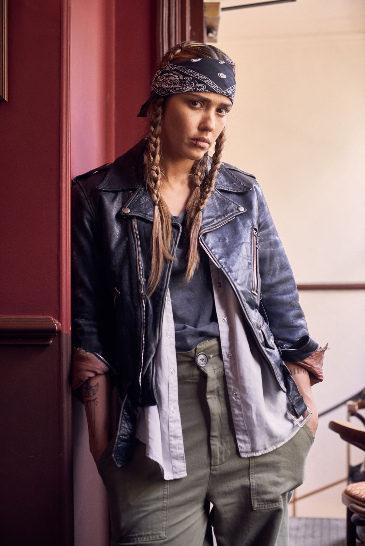 영화 <킬러 스쿼드>에서 제시카 알바. / 사진출처. 왓챠피디아