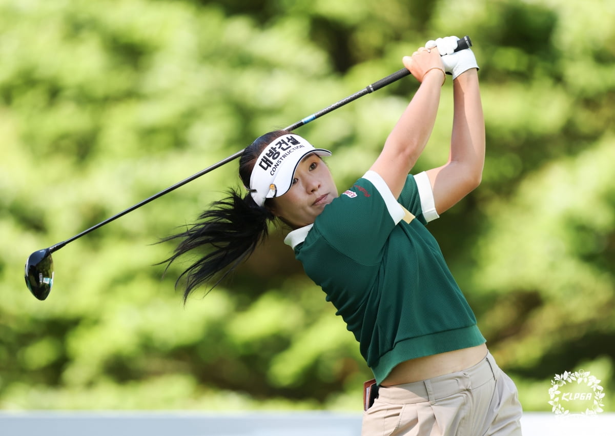 이정은6가 10일 강원 정선 하이원CC에서 열린 한국여자프로골프(KLPGA)투어 하이원리조트 여자오픈 1라운드 10번홀에서 티샷을 하고 있다. KLPGA 제공