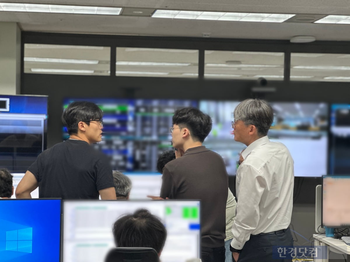 하 부서장이 오후 3시40분 출근 후 4시께 상황실에 들러 직원들과 대화하며 상황 파악을 하고 있다. /사진=신민경 기자