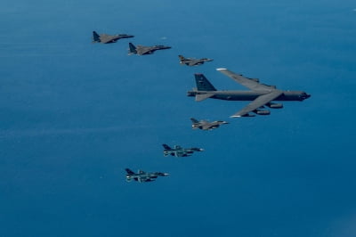 한미일 공중훈련 실시…美 B-52H 올해 한반도 첫 전개 [HK영상]