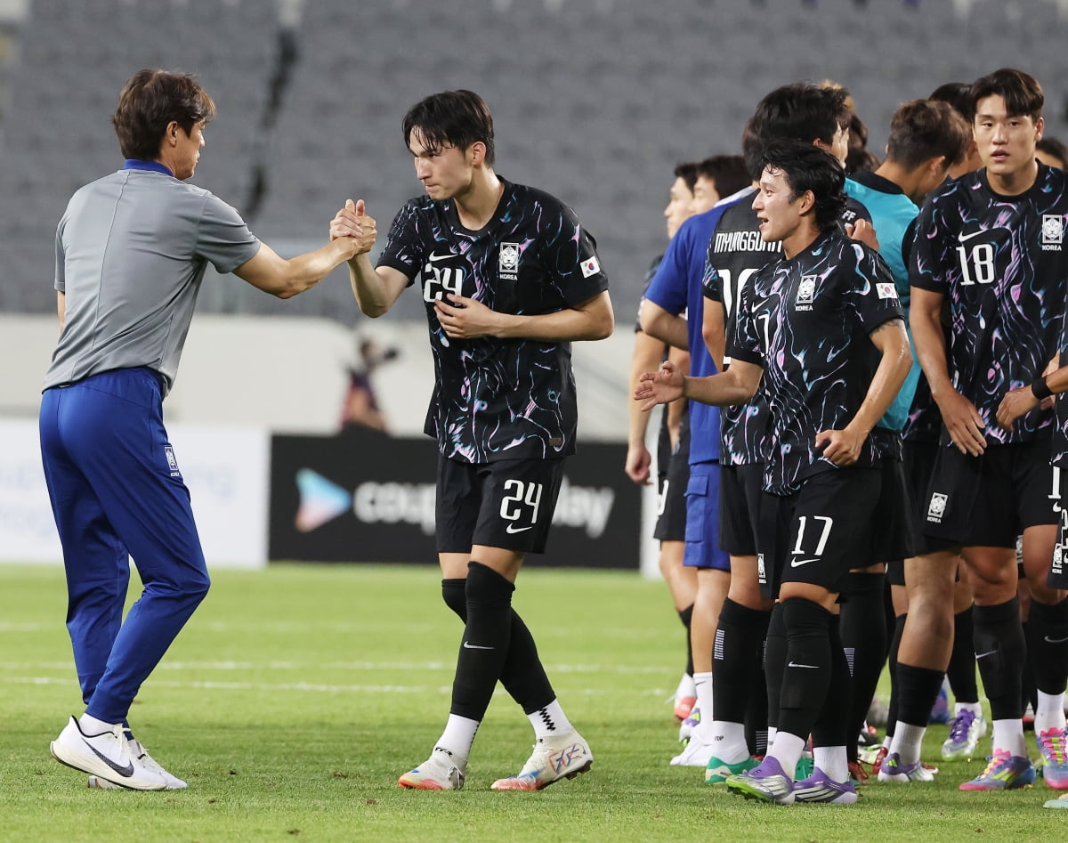 홍명보 대한민국 축구 국가대표팀 감독이 11일 경기 용인미르스타디움에서 열린 2025년 동아시아축구연맹(EAFF) E-1 챔피언십 남자부 2차전에서 홍콩에 2-0으로 승리한 뒤 선수들과 인사하고 있다. 연합뉴스