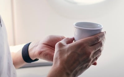 "비행기서 '이 음료' 마시지 마"…승무원들 입 모아 '경고'