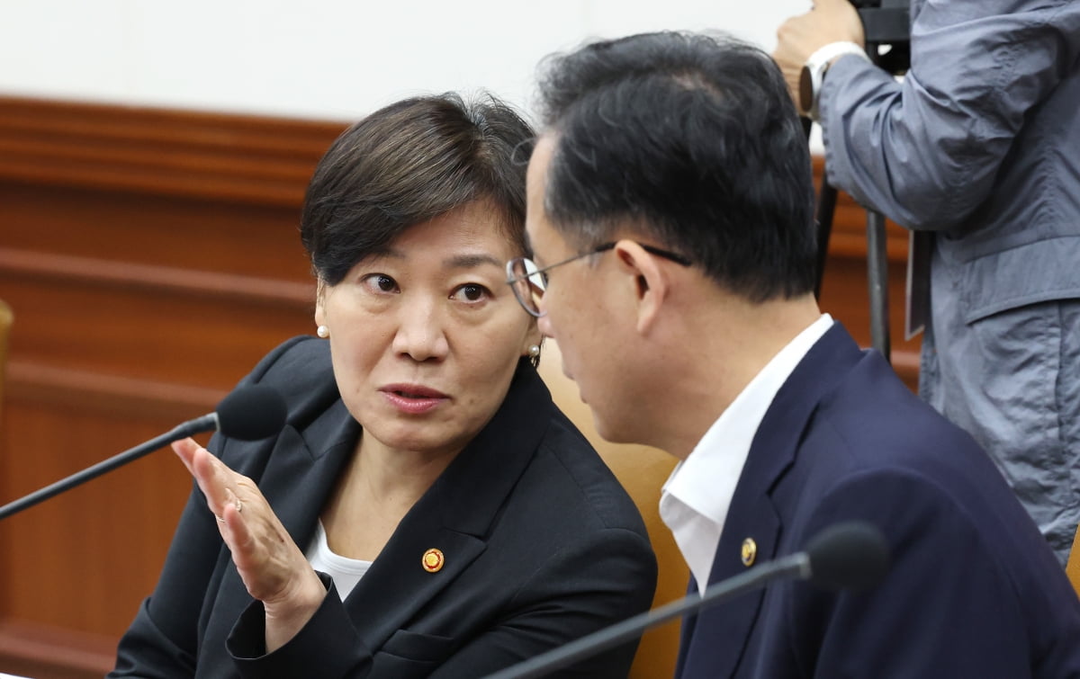 송미령 농림축산식품부 장관이 지난 10일 오전 서울 종로구 정부서울청사에서 열린 국정현안관계장관회의에서 대화를 나누고 있다. 뉴스1