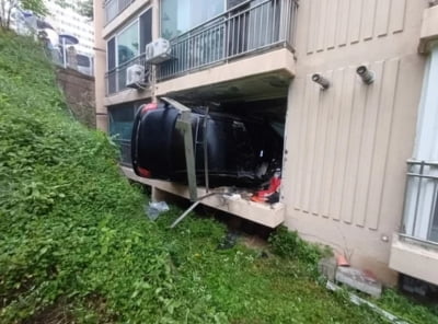 집안에서 교통사고 나다니? 아파트 베란다 뚫고 돌진한 승용차