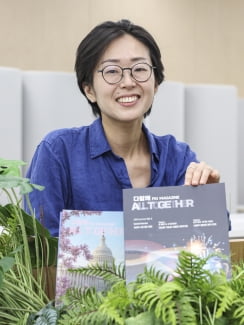 한국경제인협회 19년차 시니어 직원인 최수연 파트장이 계간지 <다함께 올 투게더> 를 소개하고 있다.  임형택 기자 