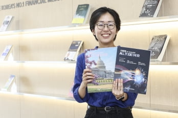 한국경제인협회 19년차 시니어 직원인 최수연 파트장이 계간지 <다함께 올 투게더> 를 소개하고 있다.  임형택 기자 