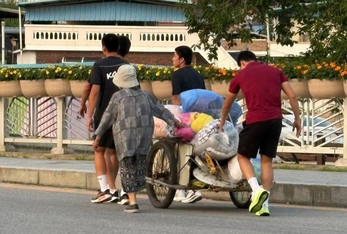 홀로 리어카 끌던 할머니 도운 군인들…누군가 했더니
