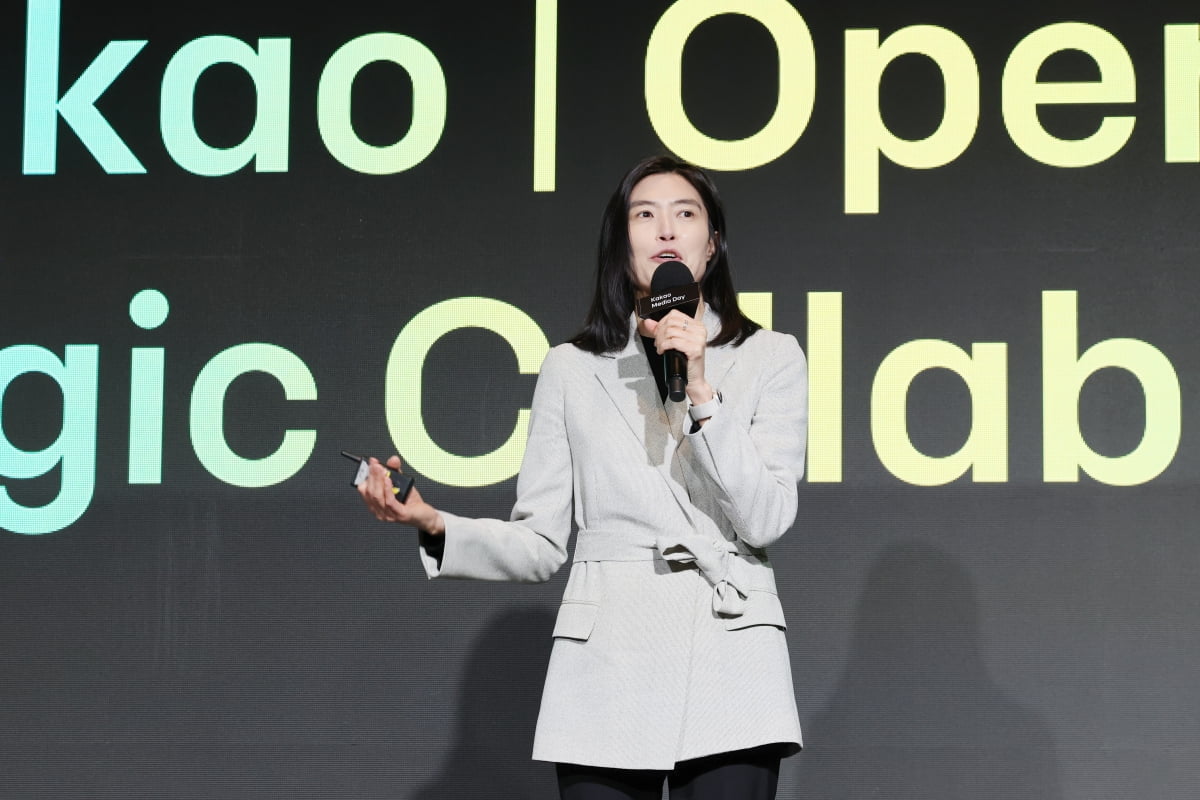 정신아 카카오 대표가 지난 2월 4일 오전 서울 중구 더 플라자 호텔 서울에서 열린 기자간담회에서 샘 올트먼 오픈AI 최고경영자(CEO)와 대화를 나누고 있다. 사진=이솔 한국경제신문 기자