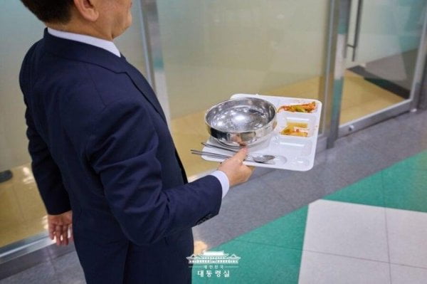 파격적인 대통령실 사진 … 李 대통령 국그릇 들고 '후루룩'