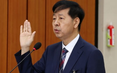 [포토] 선서하는 구윤철 부총리 겸 기재부 장관 후보자