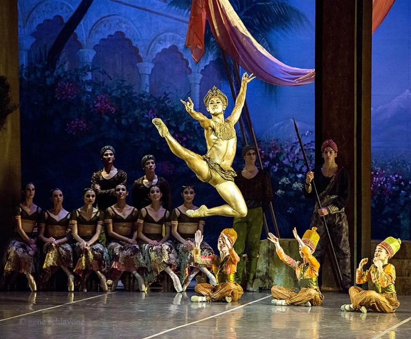 <라 바야데르> 2막 황금신상, dance by Jeffrey Cirio, photo by Gene Schiavone / 출처. Boston Ballet