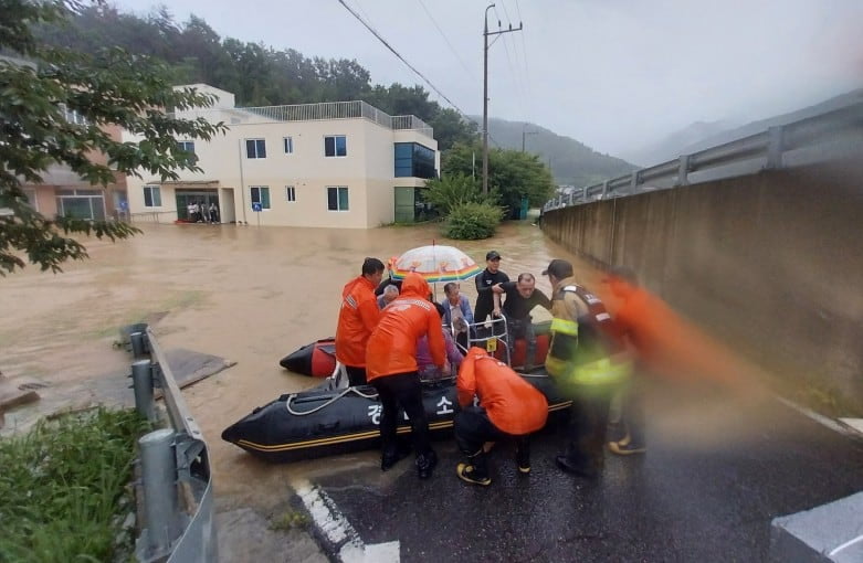 17일 집중호우가 쏟아진 경남 밀양시 무안면 한 노인요양원에서 밀양소방서 구조대원들이 환자와 직원들을 구조하고 있다. / 사진 = 연합뉴스