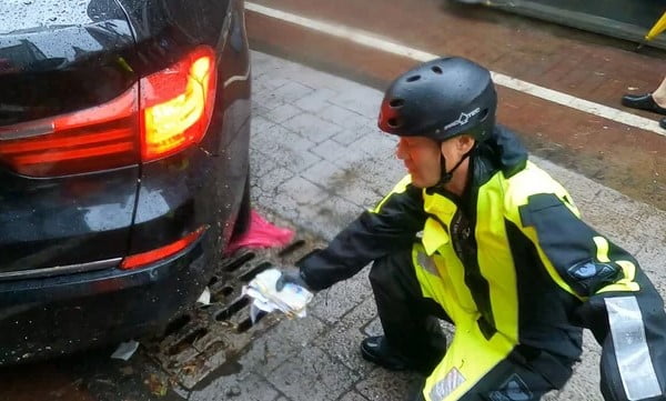 극한 호우가 내린 17일 광주 북구 전남대 인근 도로에서 발견된 543만원이 든 돈 봉투. 소방은 경찰에 봉투를 인계했고, 경찰이 소유자를 찾고 있다. (사진=광주 북부소방서 제공)