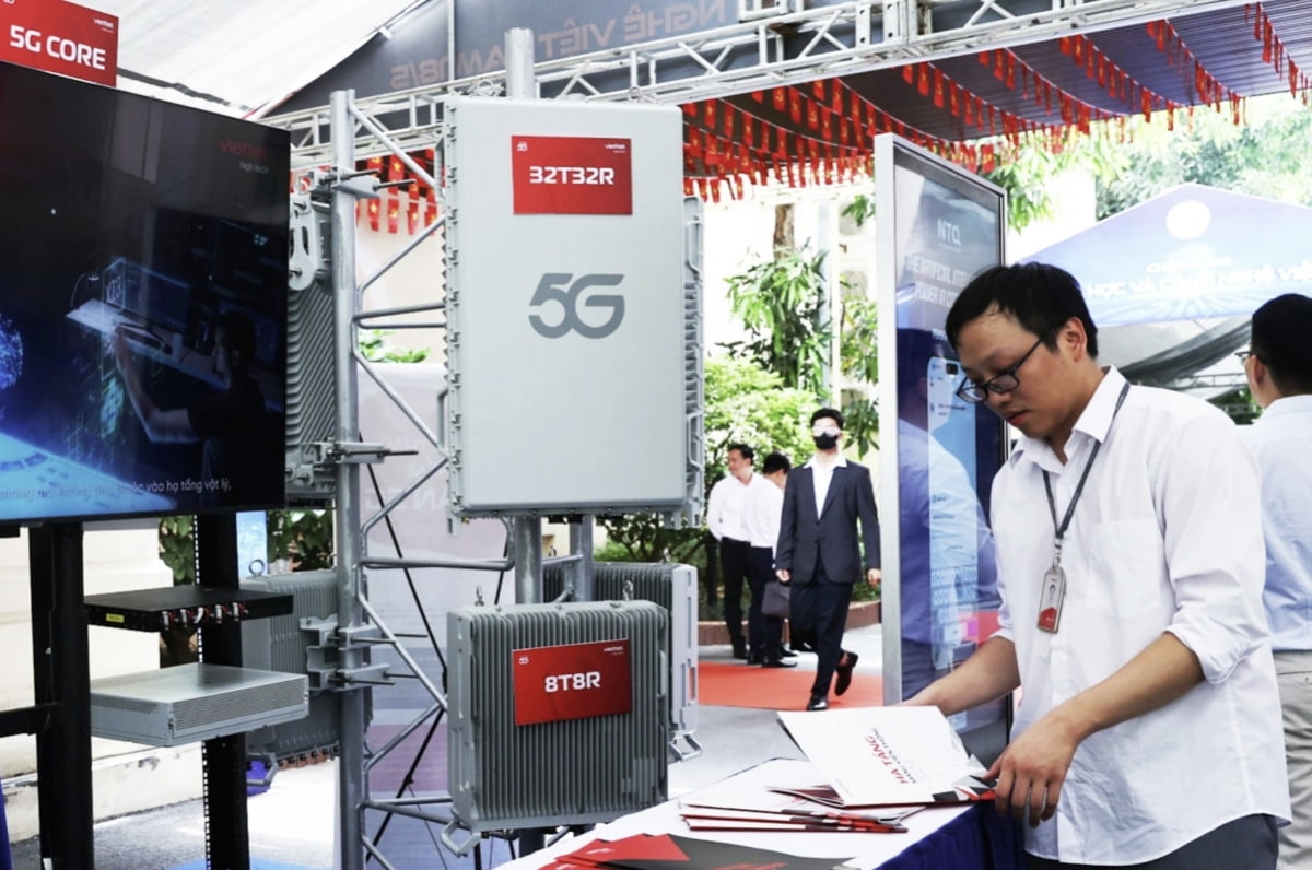 베트남에서 열린 '2025년 과학기술축제'에 전시된 5G 기지국. 사진=VN익스프레스