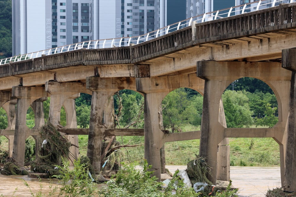 지난 18일 광주광역시 북구 동림동 옛 산동교가 전날 극한 호우에 교각이 파손돼 상판이 휘어 있다. 연합뉴스 